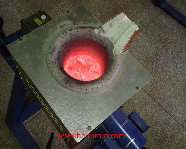 小型實(shí)驗(yàn)熔煉爐，特別是用于熔煉銅的中頻電爐，是實(shí)驗(yàn)室或小規(guī)模生產(chǎn)環(huán)境中常用的設(shè)備